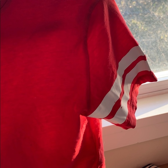 red divided t-shirt with white stripes - Picture 3 of 4